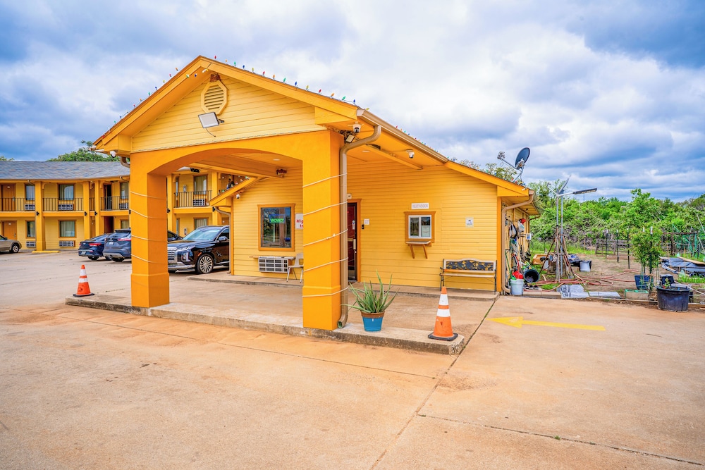 regency inn by oyo rockdale tx