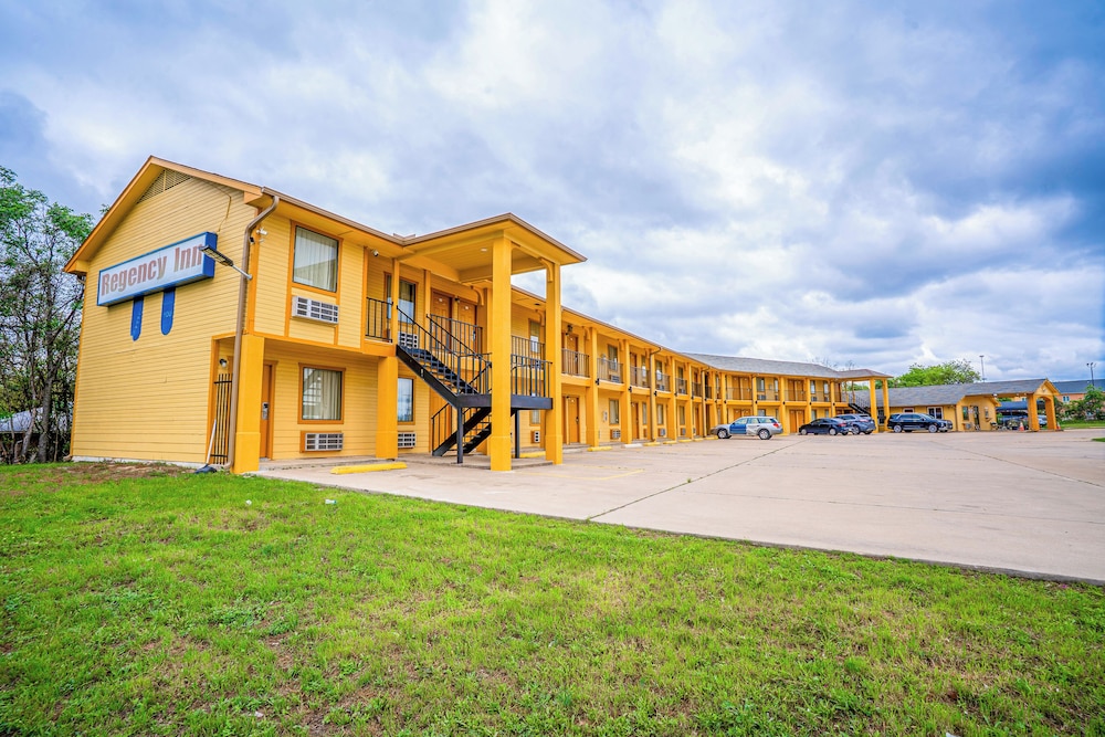 regency inn by oyo rockdale tx