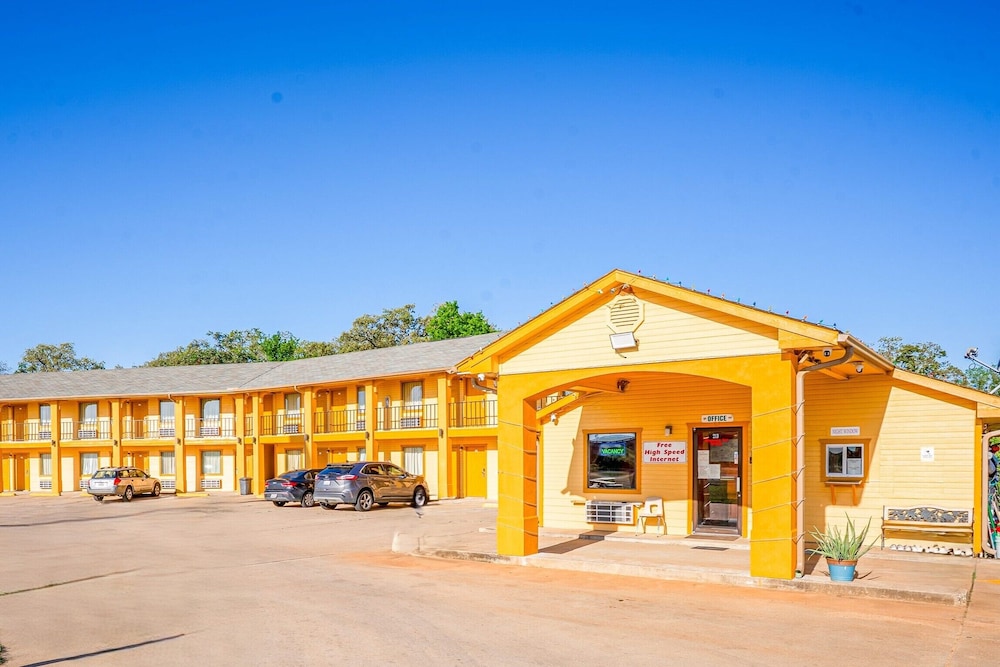 regency inn by oyo rockdale tx
