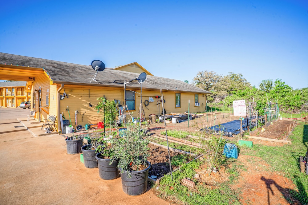 regency inn by oyo rockdale tx