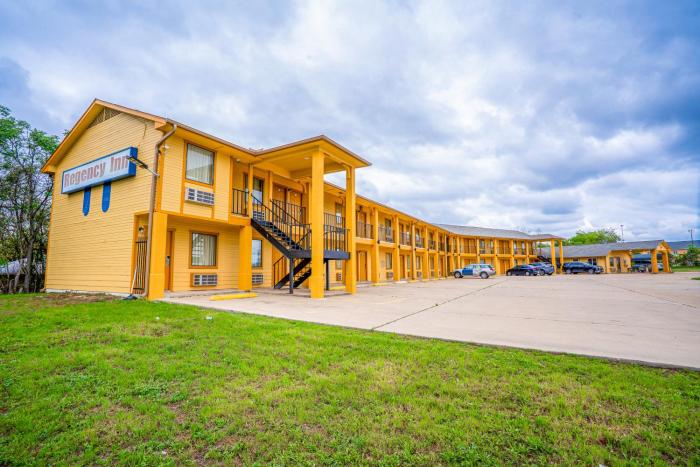 regency inn by oyo rockdale tx