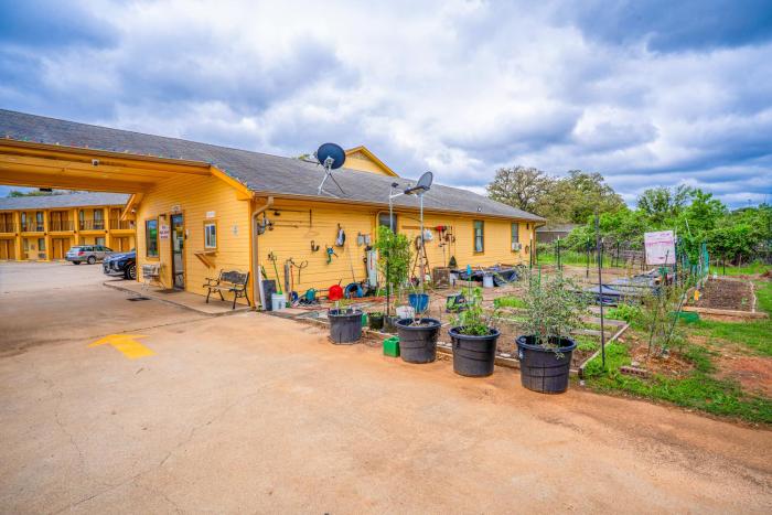regency inn by oyo rockdale tx
