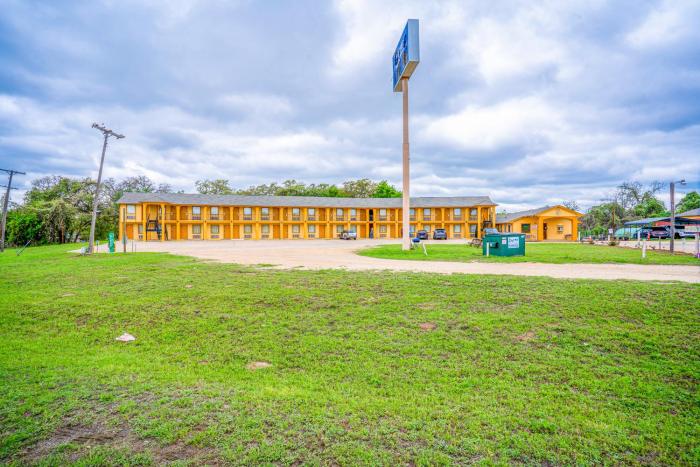 regency inn by oyo rockdale tx
