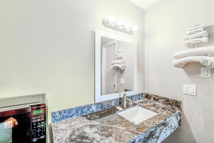 regency inn by oyo rockdale tx