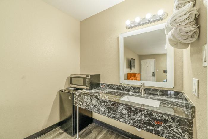 regency inn by oyo rockdale tx