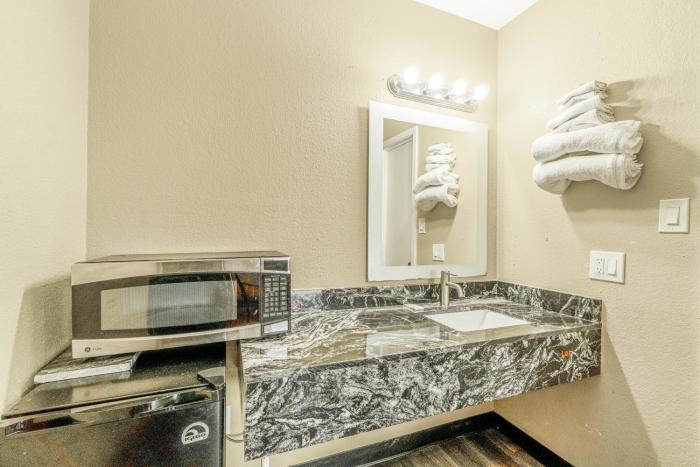 regency inn by oyo rockdale tx