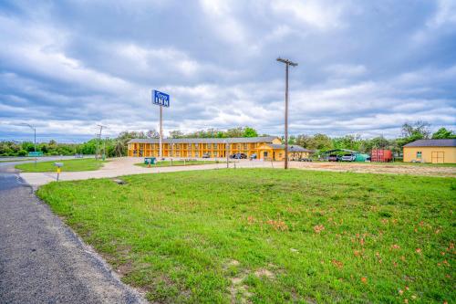 regency inn by oyo rockdale tx