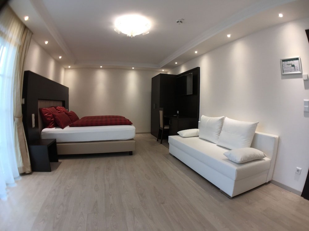 Kristallhotel Fettehenne,Leverkusen>>Cologne,4 star