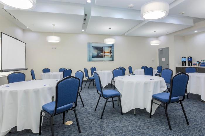 holiday inn exp and sts houston hobby airport area