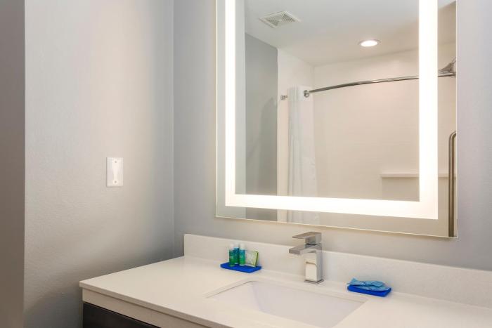 holiday inn exp and sts houston hobby airport area