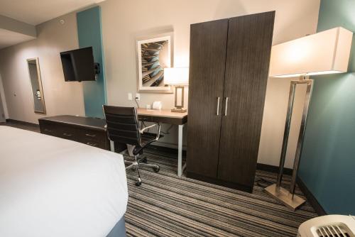 holiday inn exp and sts houston hobby airport area