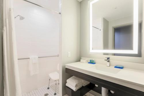 holiday inn exp and sts houston hobby airport area