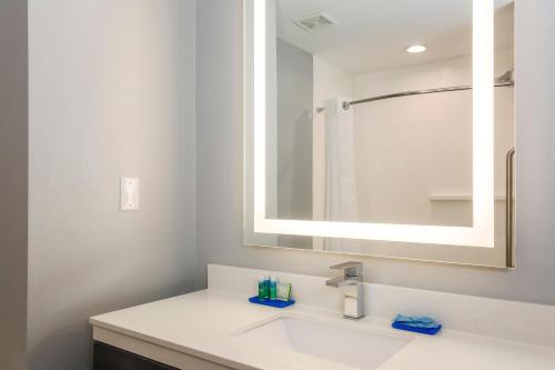 holiday inn exp and sts houston hobby airport area