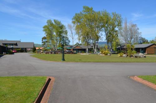 cedarwood lakeside motel and conference venue