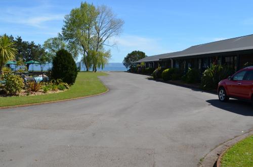 cedarwood lakeside motel and conference venue