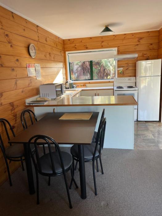 cedarwood lakeside motel and conference venue