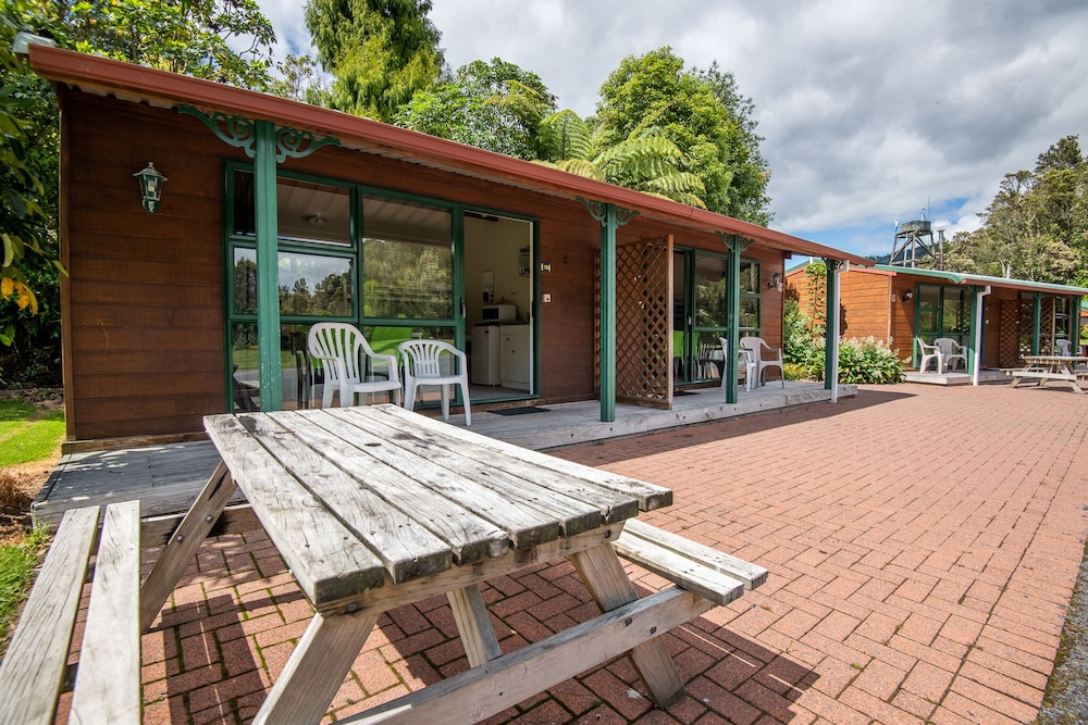 Blue Lake Top 10 Holiday Park,Hamurana>>Buried Village,3 star