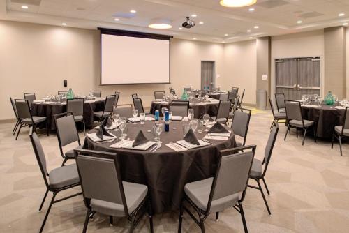 holiday inn and suites houston west katy mills