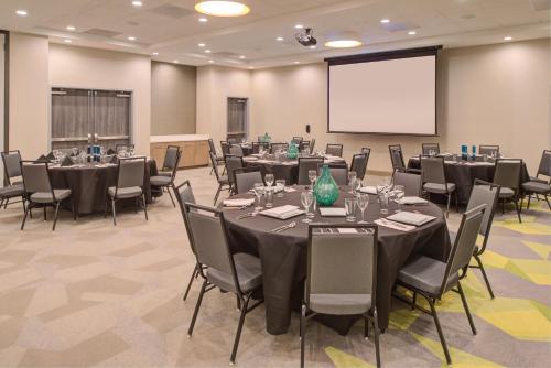 holiday inn and suites houston west katy mills