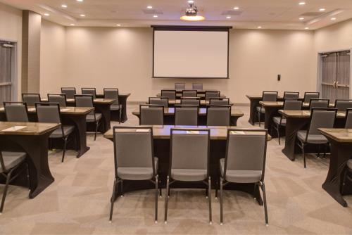 holiday inn and suites houston west katy mills