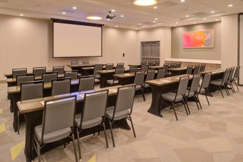 holiday inn and suites houston west katy mills