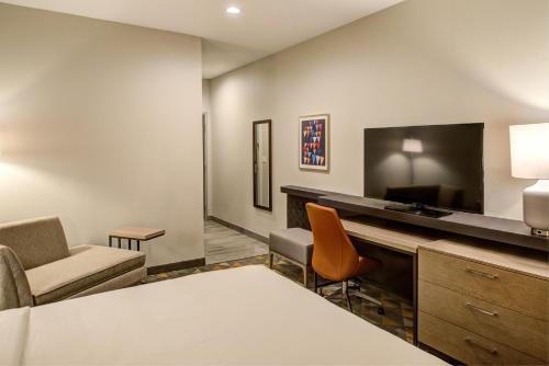 holiday inn and suites houston west katy mills