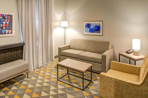 holiday inn and suites houston west katy mills