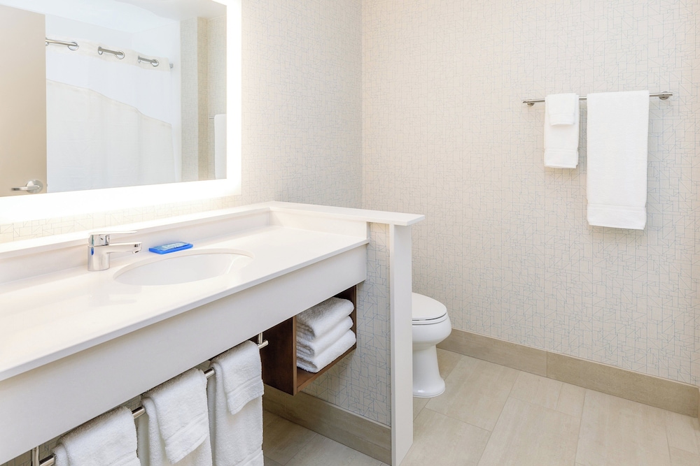 holiday inn express and suites sturbridge by ihg