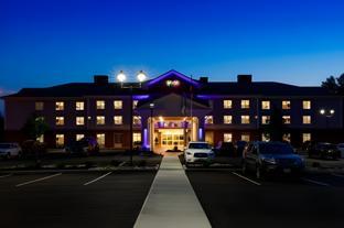 holiday inn express and suites sturbridge by ihg