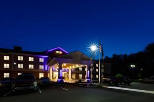 holiday inn express and suites sturbridge by ihg