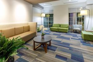 holiday inn express and suites sturbridge by ihg