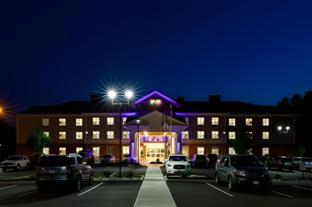 holiday inn express and suites sturbridge by ihg