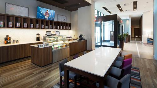 holiday inn hotel and suites montreal centre ville ouest by ihg
