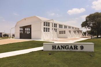 embassy suites by hilton san antonio brooks hotel and spa