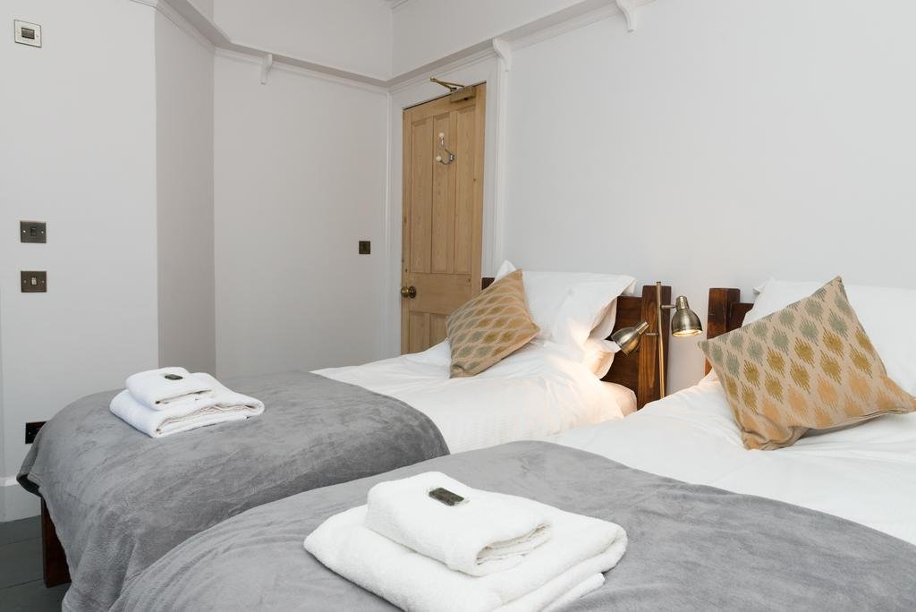 lake view country house