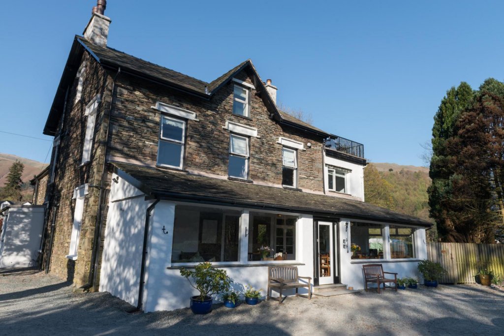 lake view country house