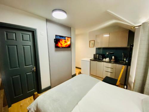 hollybush guest house
