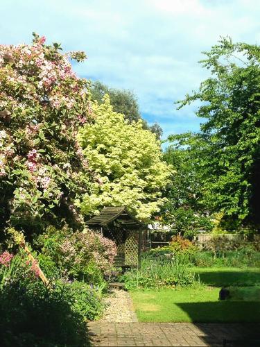 hollybush guest house