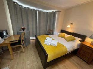 hollybush guest house