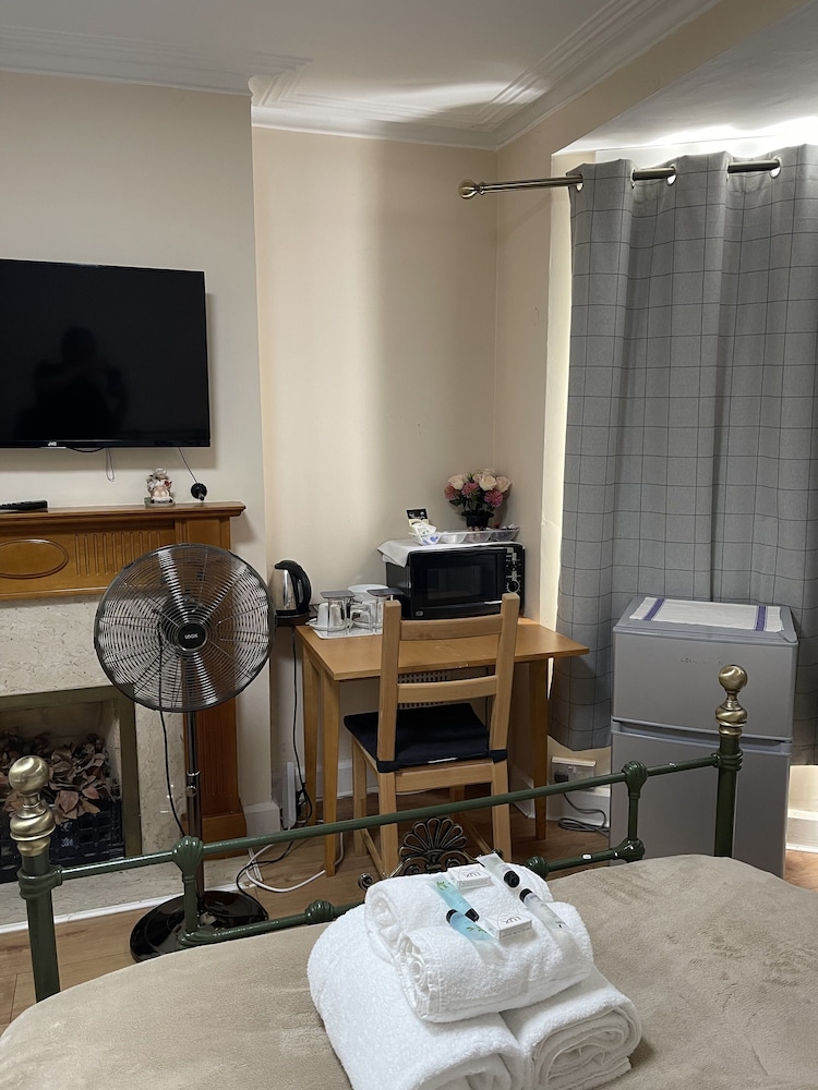 hollybush guest house