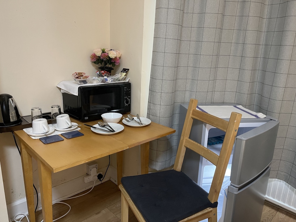 hollybush guest house