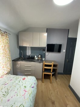 hollybush guest house