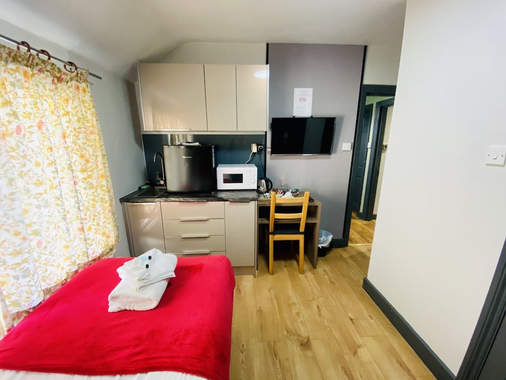 hollybush guest house