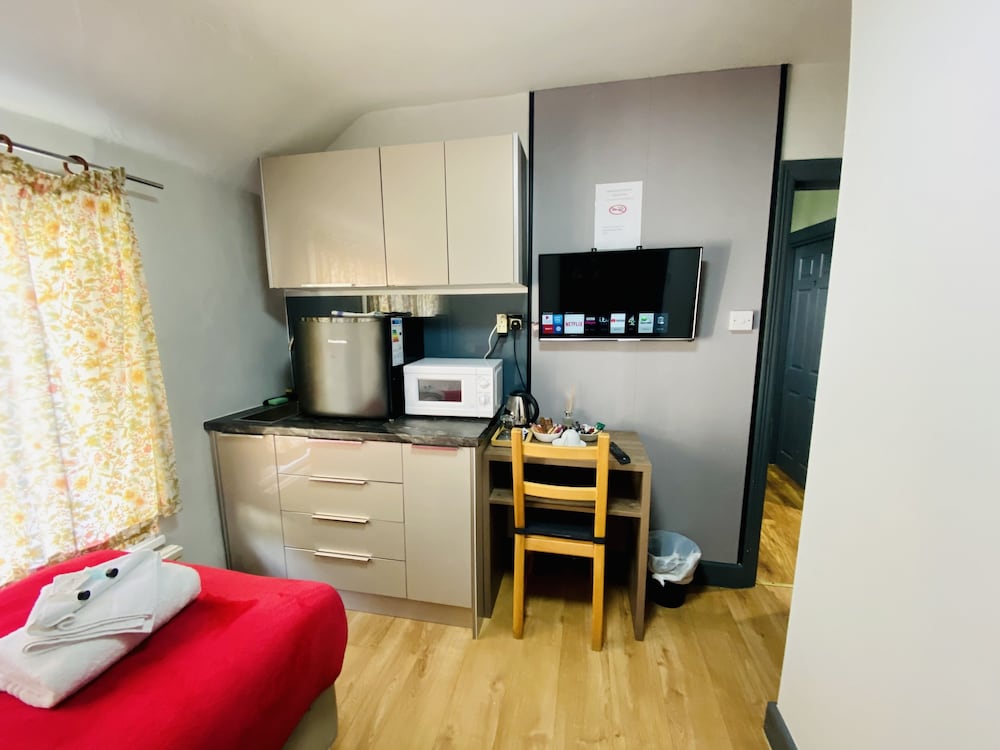 hollybush guest house