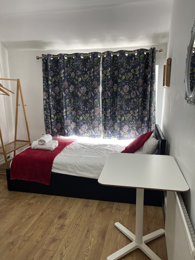 hollybush guest house