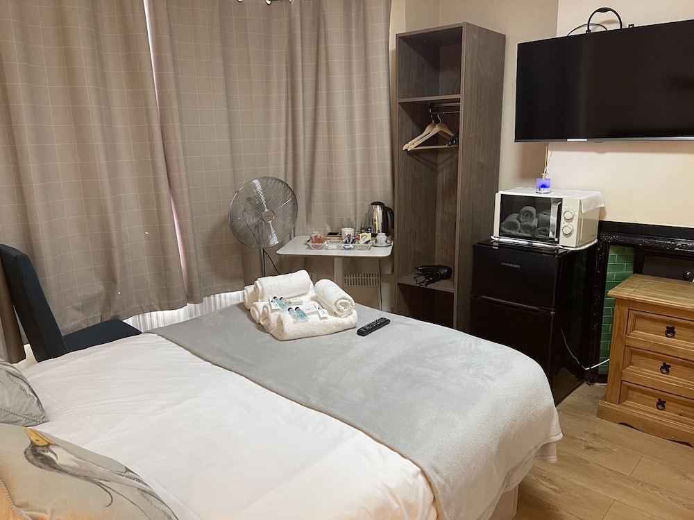 hollybush guest house