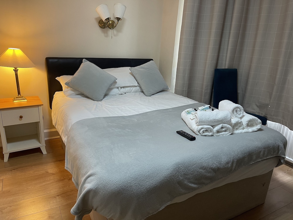 hollybush guest house