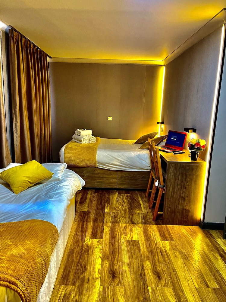 hollybush guest house