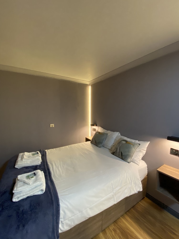 hollybush guest house