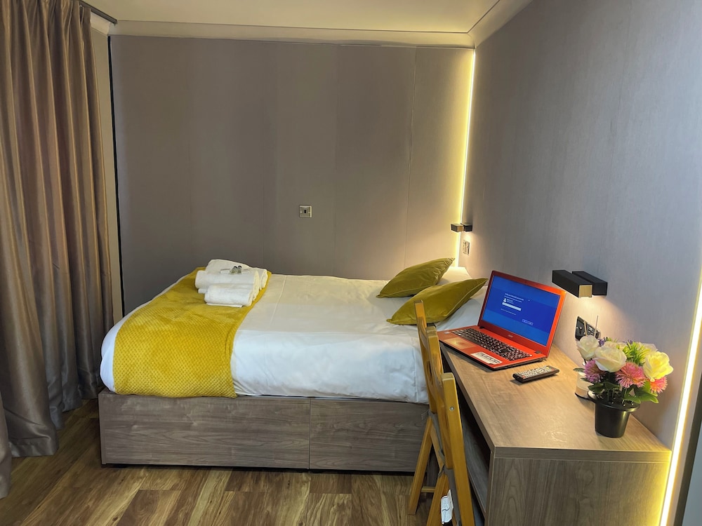 hollybush guest house